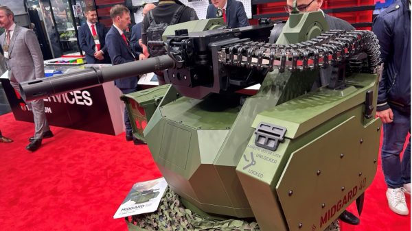 Die Waffenstation MIDGARD 40 mit der Heckler & Koch Granatmaschinenwaffe im Kaliber 40 mm x 53 High-Velocity. In dieser Konfiguration kann sie auch zur Bekämpfung von Drohnen eingesetzt werden.
