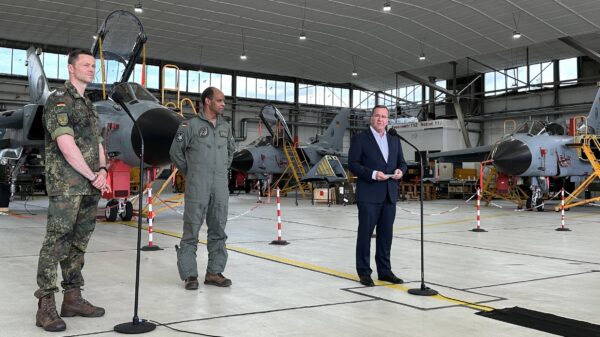 „Erst Anfang letzter Woche, am Montag vergangener Woche, konnte ich mir in Alaska auf meinem Weg zum NATO-Gipfel ein Bild vom Teil dieses Geschwaders machen, der an der Großübung Arctic Defender teilnahm. Ich war sehr beeindruckt von der Leistung unserer Soldaten und derjenigen, die in der Wartung und Unterstützung tätig sind“, sagte Verteidigungsminister Boris Pistorius bei seinem heutigen Besuch beim Taktischen Luftwaffengeschwader 33. „Gleichzeitig konnte ich mich auch in den Gesprächen und den Inaugenscheinnahmen davon überzeugen, dass wir mit unserer Entscheidung für die F-35 den richtigen Schritte in die Zukunft der Luftwaffe gehen. Die F-35 ist aktuell das modernste Kampfflugzeug der fünften Generation.“