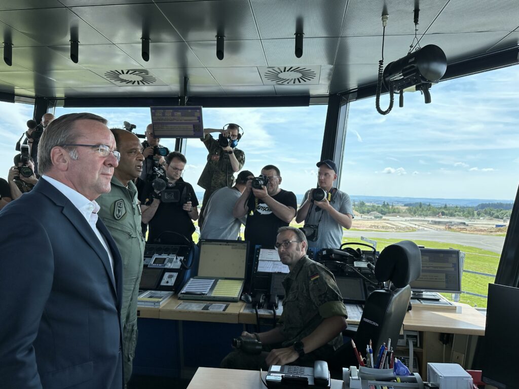 Verteidigungsminister Boris Pistorius begutachtet beim Taktischen Luftwaffengeschwader 33 vom Tower aus die Baumaßnahmen, die auch der Vorbereitung auf die F-35 dienen.