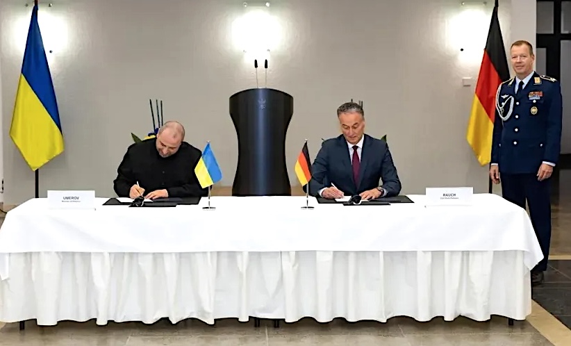 Der ukrainische Verteidigungsminister Rustem Umerov und der Geschäftsführer von Diehl Defence, Helmut Rauch, bei der heutigen Unterzeichnung des Vertrags zur Lieferung von vier weiteren IRIS-T SL Luftverteidigungssystemen und dazugehörenden Flugkörpern.
