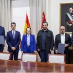 Vertragsunterzeichnung zwischen Indra und EDGE für eine neue Firma zur Herstellung von Loitering Munition in Spanien.