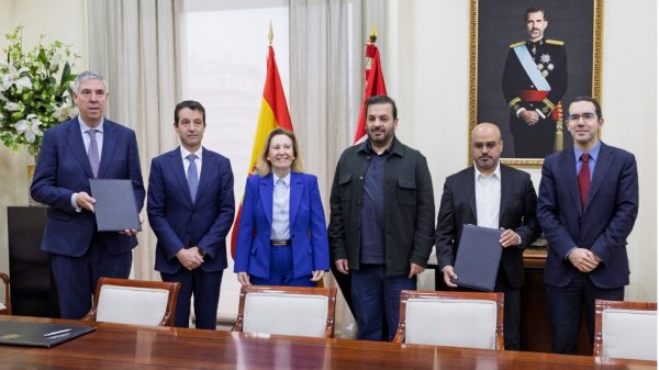 Vertragsunterzeichnung zwischen Indra und EDGE für eine neue Firma zur Herstellung von Loitering Munition in Spanien.