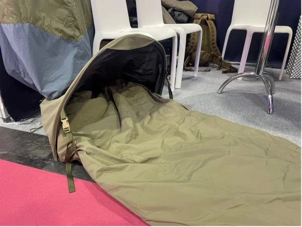 Biwaksack mit aufgestellter Schutzhaube.