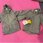 Die ersten Jacken der Militärkollektion von WILD, rechts die Taika Jacke. Diese verwendet die TacDown-Isolierung und schlägt eine Brücke zwischen einer Kunstfaserisolierung auf der einen und einer kammergefüllten Daune.