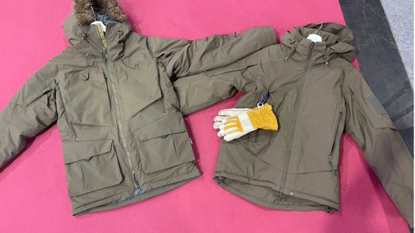 Die ersten Jacken der Militärkollektion von WILD, rechts die Taika Jacke. Diese verwendet die TacDown-Isolierung und schlägt eine Brücke zwischen einer Kunstfaserisolierung auf der einen und einer kammergefüllten Daune.