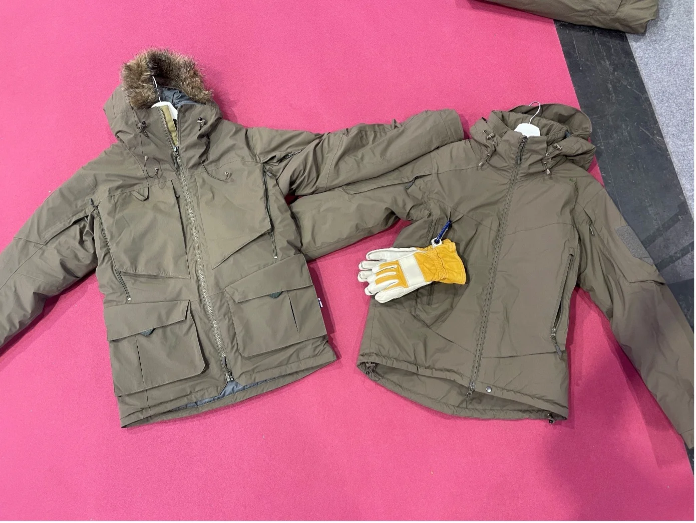 Die ersten Jacken der Militärkollektion von WILD, rechts die Taika Jacke. Diese verwendet die TacDown-Isolierung und schlägt eine Brücke zwischen einer Kunstfaserisolierung auf der einen und einer kammergefüllten Daune.