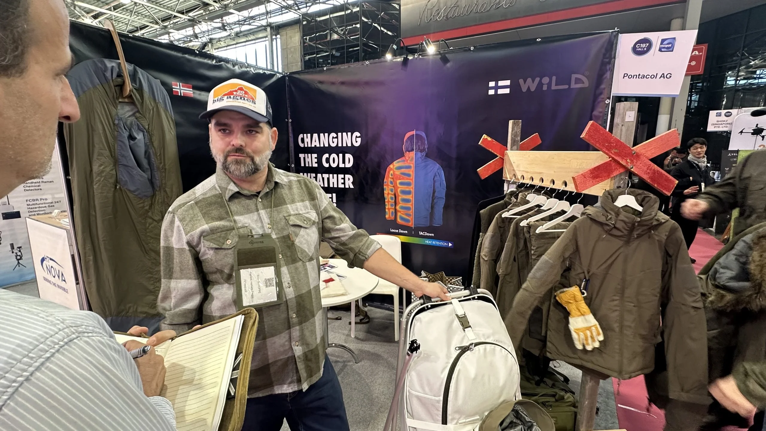 Sven Schöppe, Produkt Manager bei WILD, stellt auf der Milipol in Paris die neuen Produkte von WILD vor.