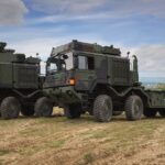 Die Bundeswehr bestellt weitere geschützte und ungeschützte Lkw, die durch ein Wechselladesystem (WLS) Transportgüter selbständig be- und entladen können. Die Fahrzeuge basieren auf der HX-Fahrzeugfamilie von Rheinmetall.