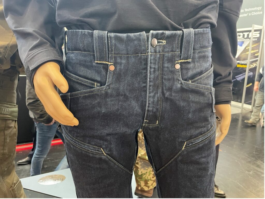 Ziviles Aussehen, erhöhter Bund, ergonomische Form sowie taktische und verdeckte Taschen zeichnen diese taktische Jeans aus.