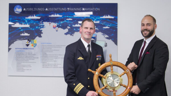 Die Marineoperationsschule (MOS) in Bremerhaven erhielt als erste Liegenschaft der Deutschen Marine in einem feierlichen Rahmen die neue Simulationsanlage Ausbildungs-Ausstattung Training Navigation (AATN). Im Bild die symbolische Übergabe der neuen Fähigkeiten durch Martin Pickenhayn, Projektleiter AATN der RME, an Fregattenkapitän Hagen Aurich, Fachbereichsleiter Nautik/Naturwissenschaften der MOS.