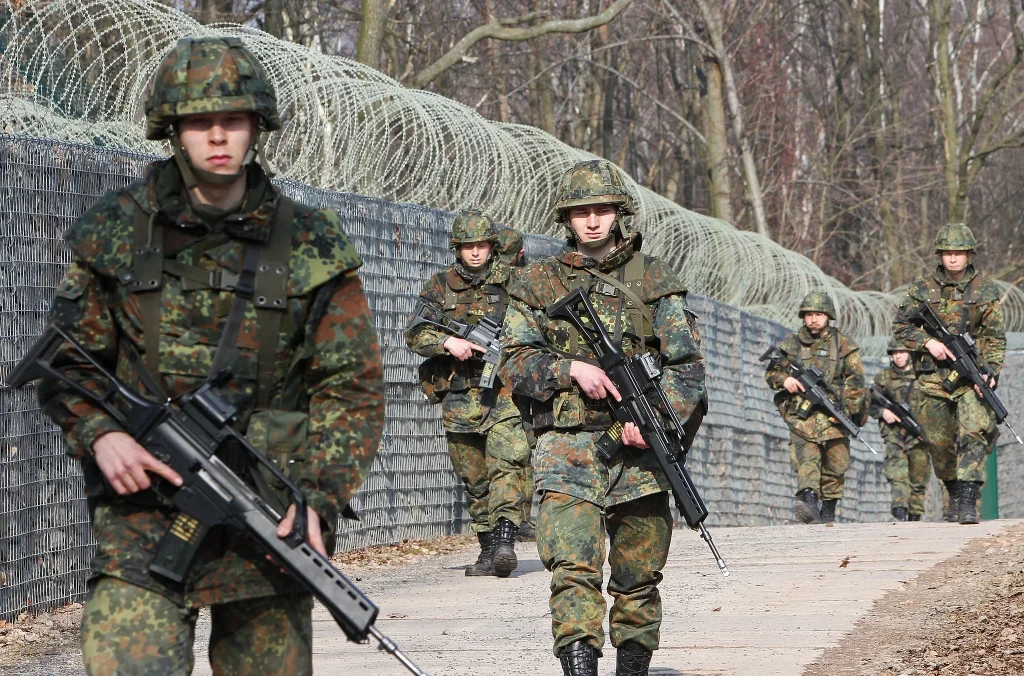 Wenn sich nicht genügend junge Männer freiwillig zum Wehrdienst melden, dann könnte in Zukunft über die Bedarfswehrpflicht eine Wehrpflicht nach dem Losverfahren greifen.