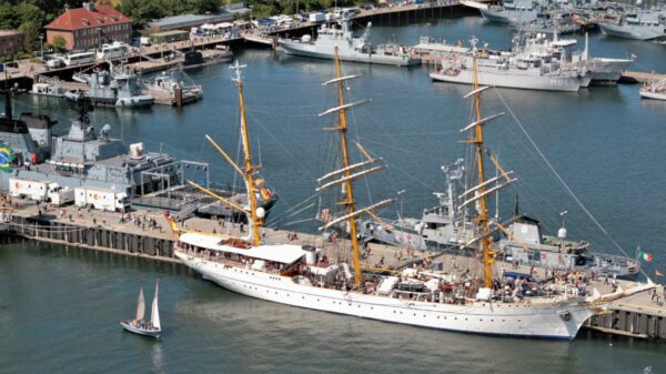 „Weiße Lady” unter grauen Kriegern – Das Segelschulschiff Gorch Fock in seinem Heimathafen während der Kieler Woche 2008.
