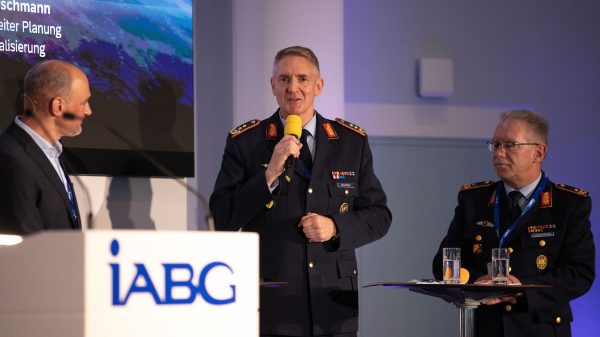 Generalleutnant Holger Neumann und Generalmajor Armin Fleischmann gaben beim 2. Weltraumsymposium Einblick in die aktuellen Planungen der Bundeswehr.