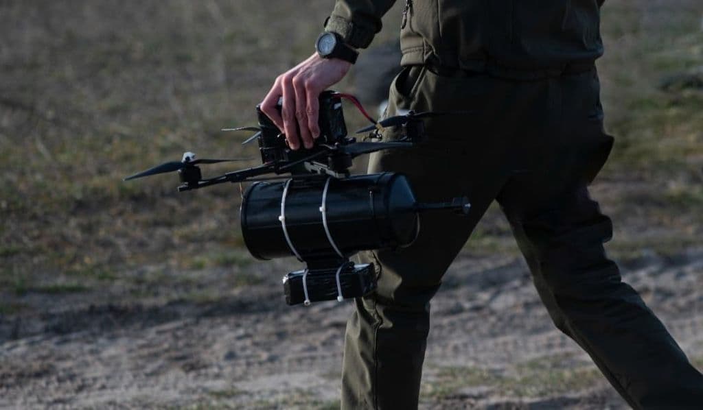 Unsichtbare Bedrohung am Boden: NATO sucht Innovationen gegen lichtwellenleitergesteuerte FPV-Drohnen.