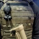 Durch das MOLLE-System wird die Fangleine direkt mit der Schutzweste verbunden.