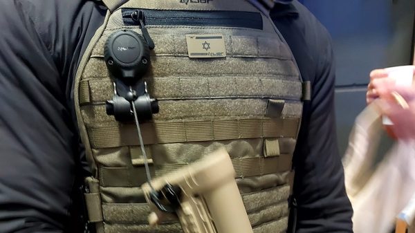 Durch das MOLLE-System wird die Fangleine direkt mit der Schutzweste verbunden.