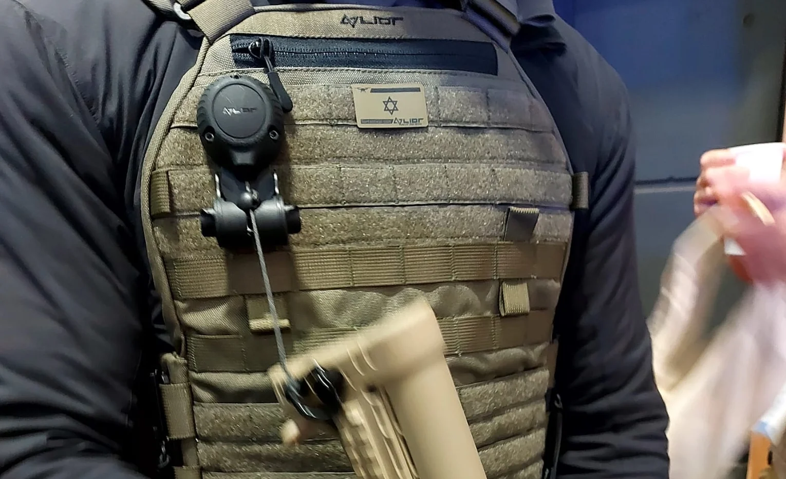 Durch das MOLLE-System wird die Fangleine direkt mit der Schutzweste verbunden.