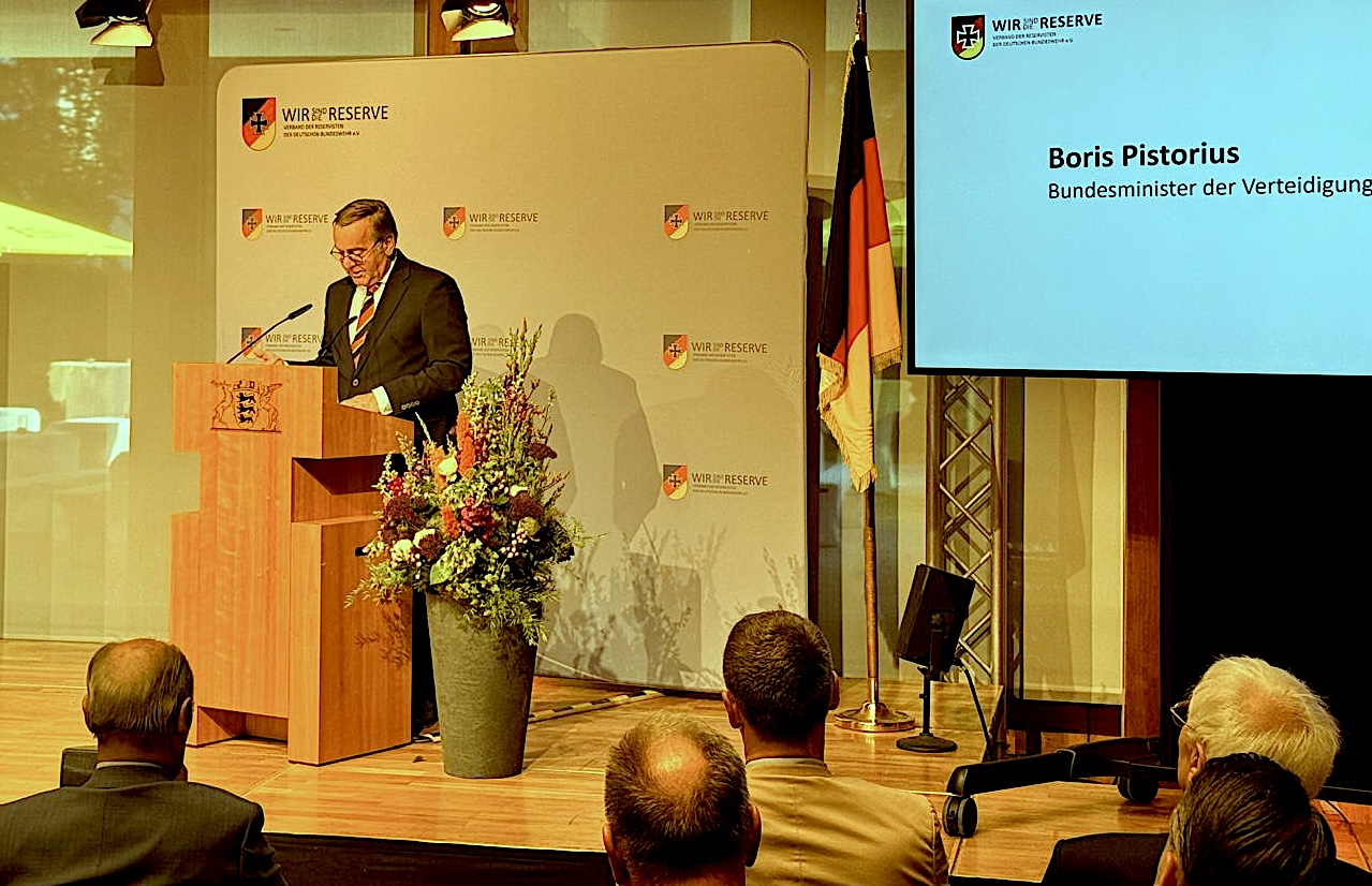 Bundesminister der Verteidigung Boris Pistorius spricht beim Parlamentarischen Abend des Reservistenverbandes.