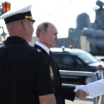 Der russische Präsident Wladimir Putin besuchte in St. Petersburg die Fregatte Admiral Grigorovich, statt wie geplant die traditionelle Flottenparade abzunehmen. Die Ukraine hatte die Parade erfolgreich verhindern können.