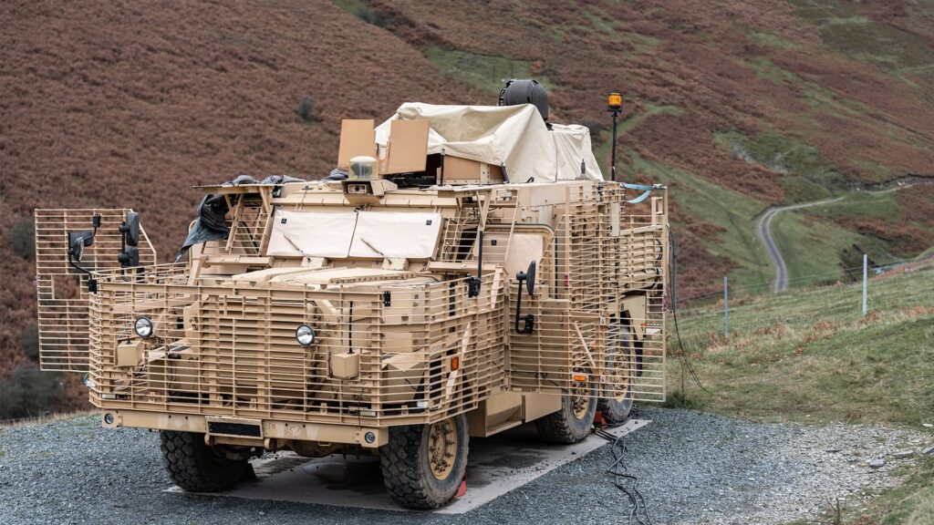 Die durch das britische Verteidigungsministerium mit weiterentwickelte Laserwaffe HELWS auf einem Wolfhound während der aktuell durchgeführten Testkampagne zur Drohnenbekämpfung.