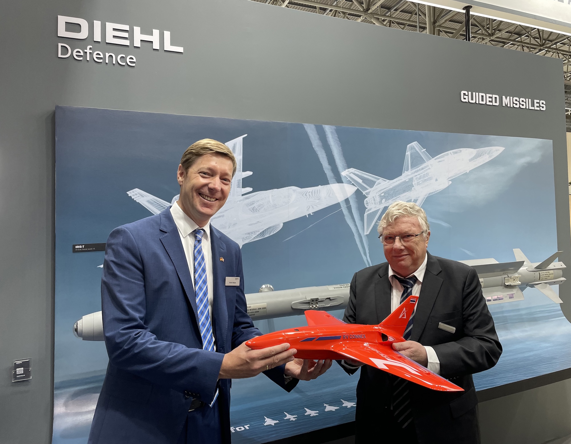 Diehl Defence und RV Connex unterzeichneten heute einen Vertrag über die Lieferung von Zieldrohnen für Live Firings des Luft-Luft-Lenkflugkörpers IRIS-T.
