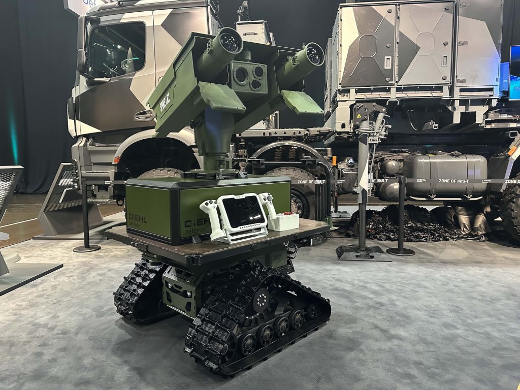Durch die Flugkörper Spike von Rafael wird der Ziesel zur Panzerabwehr befähigt (im Hintergrund IRIS-T SLM).