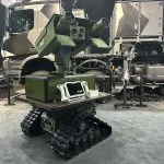 Durch die Flugkörper Spike von Rafael wird der Ziesel zur Panzerabwehr befähigt (im Hintergrund IRIS-T SLM).