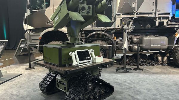 Durch die Flugkörper Spike von Rafael wird der Ziesel zur Panzerabwehr befähigt (im Hintergrund IRIS-T SLM).