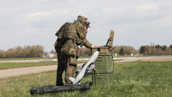 TYTAN Technologies : Zwei Soldaten erproben einen Demonstrator im Innovationslabor der Bundeswehr in Erding.