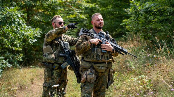 Ein gutes Dutzend Männer gehört zu einer Patrouille im Grenzgebiet des Kosovo zu Serbien beim KFOR-Einsatz der Budneswehr.