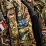 Uniformen der truppenstellenden Nationen des 1. DEU/NLD Korps, das sich für das Führungsinformationssystems SitaWare Headquarters von Systematic entschieden hat.