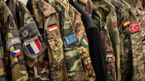 Uniformen der truppenstellenden Nationen des 1. DEU/NLD Korps, das sich für das Führungsinformationssystems SitaWare Headquarters von Systematic entschieden hat.