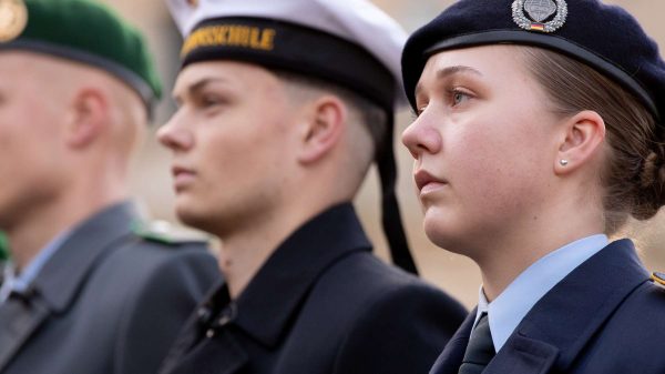 Neuer Wehrdienst erfolgreich gestartet; Eine Abordnung von neuen Rekruten der Bundeswehr.