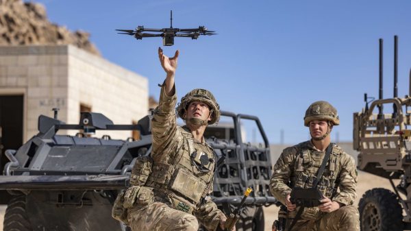 Britische Soldaten sollen digital vernetzt werden und bekommen dafür KI-Funkgeräte & Tablets