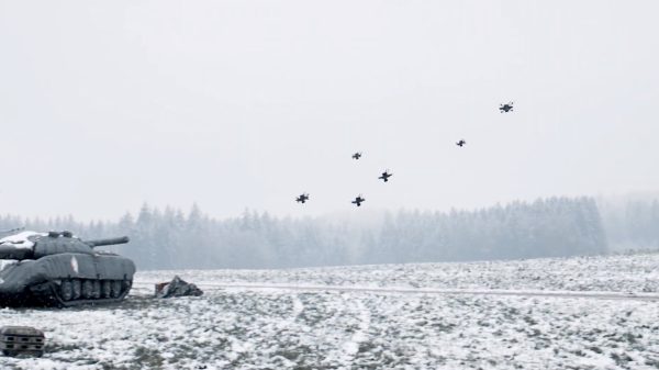 In einem Test bei München hat Auterion erstmals einen Schwarmangriff demonstriert.