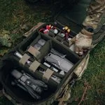 Alles hat seinen Platz – Brasa Defence aus Lettland zeigt mit dem Beehive einen taktischen Drohnenrucksack.