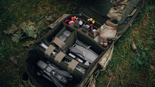 Alles hat seinen Platz – Brasa Defence aus Lettland zeigt mit dem Beehive einen taktischen Drohnenrucksack.