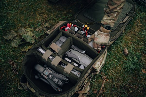 Alles hat seinen Platz – Brasa Defence aus Lettland zeigt mit dem Beehive einen taktischen Drohnenrucksack.