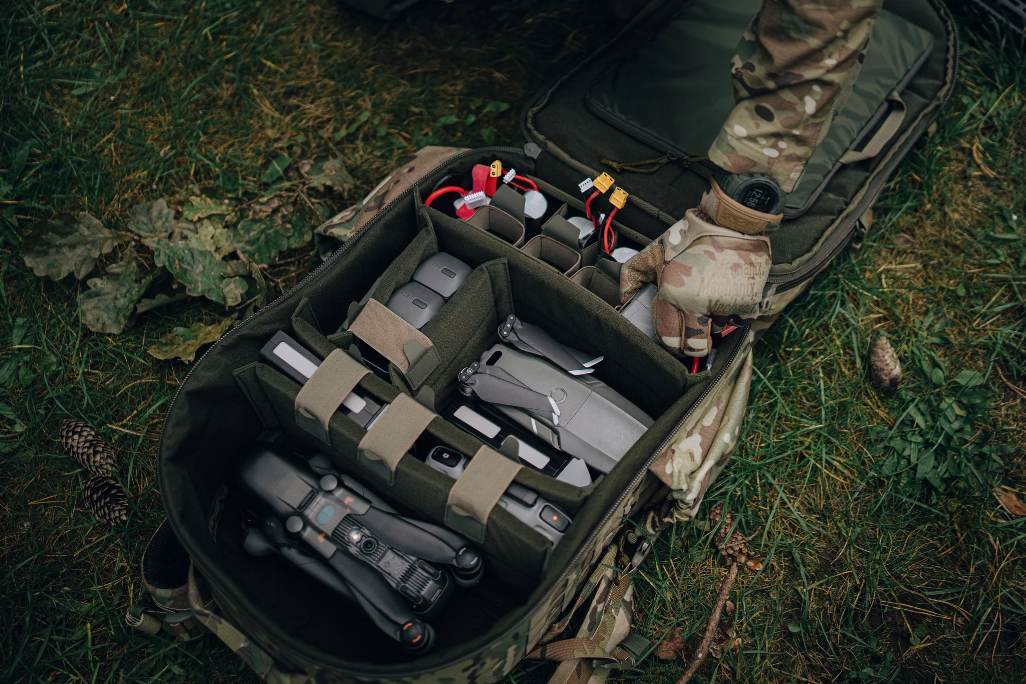 Alles hat seinen Platz – Brasa Defence aus Lettland zeigt mit dem Beehive einen taktischen Drohnenrucksack.