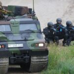 Gemeinsames Vorgehen von Bundeswehr und Polizei bei der Übung AlpenTEX 2023. Die Nationale Sicherheitsstrategie wollte die Einheit zwischen Innerer und Äußerer Sicherheit sowie dem Katastrophenschutz schaffen.