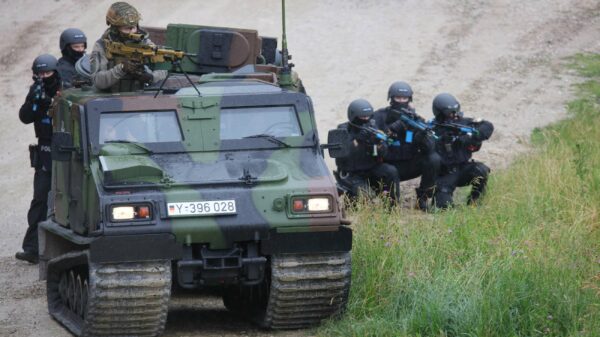 Gemeinsames Vorgehen von Bundeswehr und Polizei bei der Übung AlpenTEX 2023. Die Nationale Sicherheitsstrategie wollte die Einheit zwischen Innerer und Äußerer Sicherheit sowie dem Katastrophenschutz schaffen.