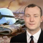 Collage über Friedensgarantien: UN Blauhelm mit Splitterschutzweste, Alexander gerhardt, Dr. Christian Hübenthal (v.l.n.r.)