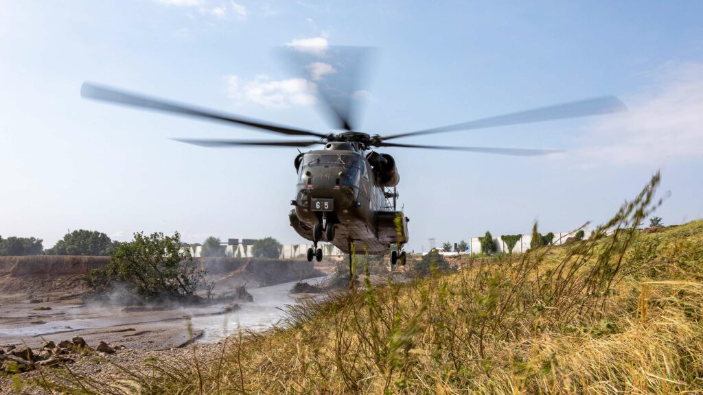 Die Bundeswehr kann im Rahmen der Amtshilfe – wie diese CH-53 beim Hochwasser 2021 in Erftstadt – eingesetzt werden, wenn die Ressourcen der anfordernden Behörde nicht ausreichen