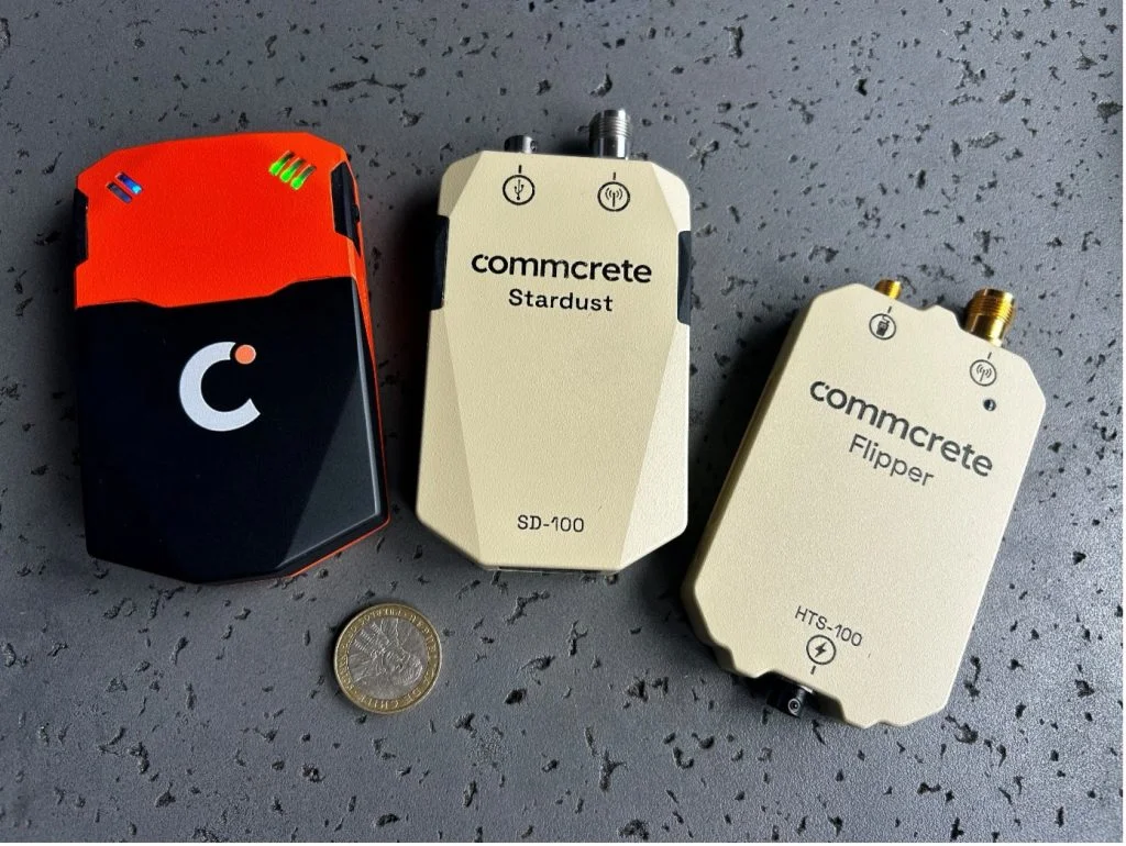 Die drei Systeme von Commcrete zur Erweiterung von Funkgeräten um eine SatCom-Fähigkeit: Flipper, Stardust und das Notfunkgerät Bittel (v.r.n.l.).