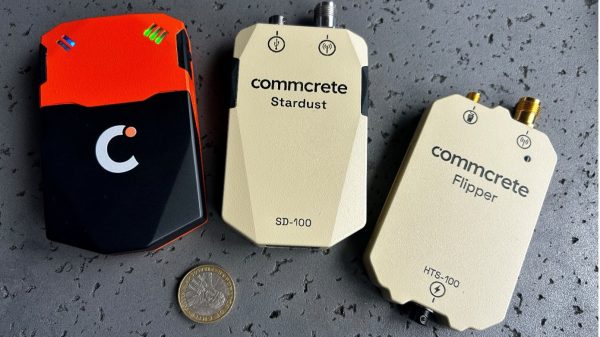 Die drei Systeme von Commcrete zur Erweiterung von Funkgeräten um eine SatCom-Fähigkeit: Flipper, Stardust und das Notfunkgerät Bittel (v.r.n.l.).
