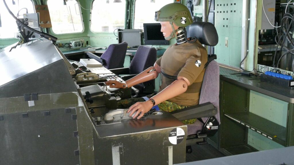 Ein Crashtest mit Dummy: An ihm befinden sich spezielle Klebepunkte. Diese haben eine bestimmte Größe: Bei einer Krafteinwirkung auf die Punkte verändert sich deren Größe. Eine Möglichkeit, die Auswirkungen zu messen.