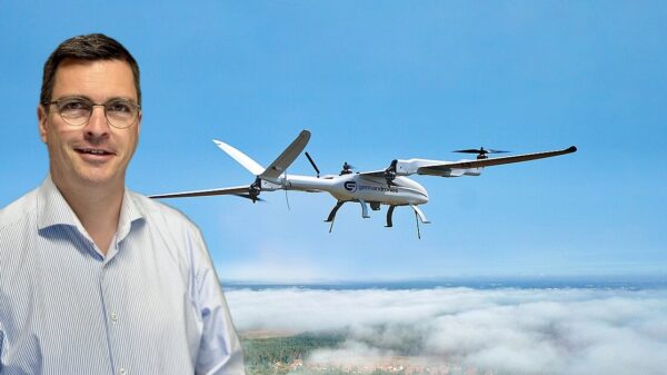 Ludwig Pergovacz, der neue Head of Sales & Marketing bei Germandrones und die Songbird-Drohne des Unternehmens.