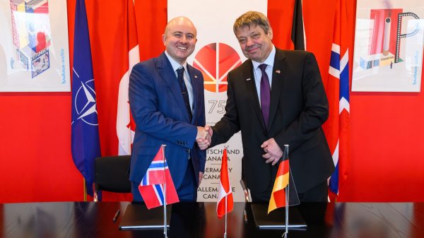 Chris Lane, Senior Vice President bei EllisDon, und Thomas Keupp, Chief Sales Officer bei TKMS.