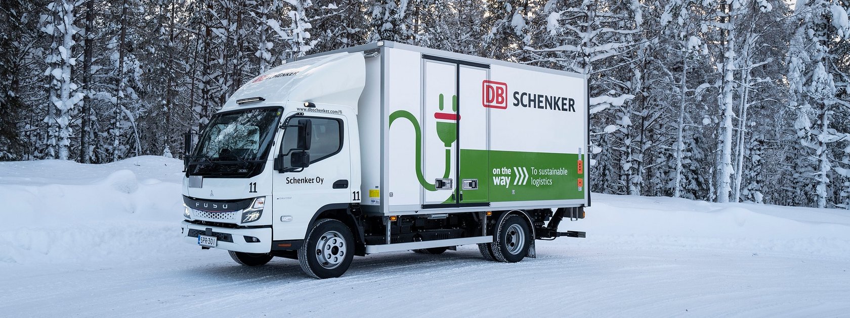 FUSO eCanter bei DB SCHENKER als einer von Daimler Trucks weltweit nördlichsten Elektro-Lkw im Einsatz.