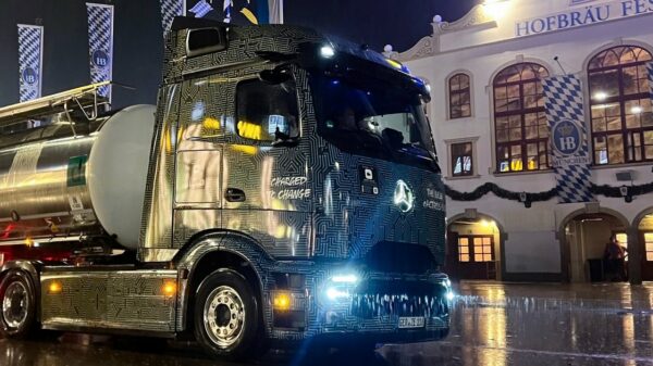 Elektro-Lkw: e-zapft is! Mercedes-Benz eActros 600 beliefert Münchner Oktoberfest mit rund 82.000 Litern Bier und frischen Wiesnbrezn.